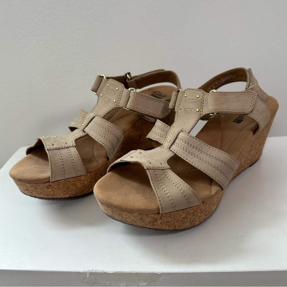 Clarks Cushion Soft Wedge Sandals Womens 9 Beige Leather Comfort Shoes
